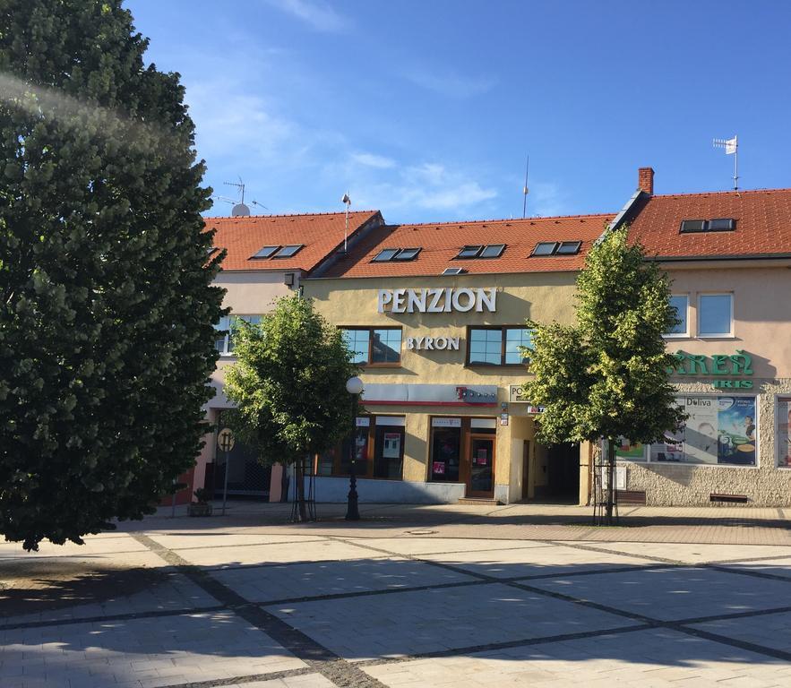 Byron Otel Zlaté Moravce Dış mekan fotoğraf